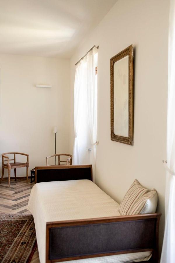 Le Vecchie Persiane - Bed & Breakfast Диано-д'Альба Экстерьер фото